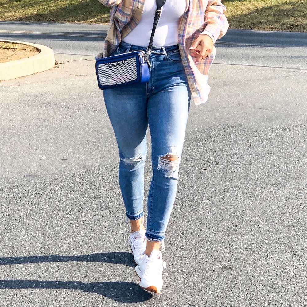 Abercrombie & Fitch High-Rise distress  jeans